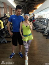 组图：景甜健身房挥汗如雨 平胸素颜身条纤细