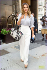 组图：杰西卡-阿尔芭露小蛮腰现身心情好