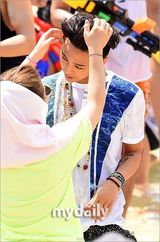 组图：GD水上乐园疯玩 水枪喷比基尼美女