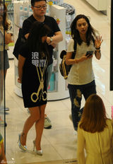 组图：柳岩性感素颜出街 与王霏霏商场购物