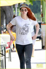 组图：克里斯汀-斯图尔特休闲装扮 纹身吸睛