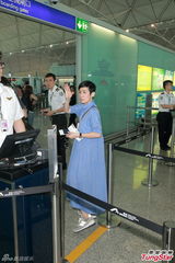 组图：吴君如赴美领奖 一家三口顺道旅行