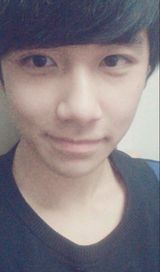 组图：清华校草李润东走红 女妆照生活照颜值爆表