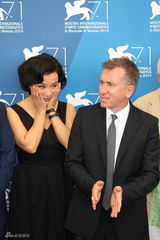 组图：威尼斯评委齐亮相 陈冲美艳搭蒂姆-罗斯