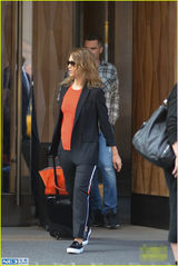 组图：阿尔芭穿衣失败 脚踩平底鞋双腿短小粗壮