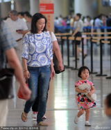 组图：赵子琪携两千金现身 大女儿萌态咿呀学步