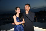 组图：姜文携妻周韵恩爱拍写真 铁汉也有柔情时