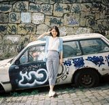 组图：邓家佳明媚街拍曝光 阳光惬意文青范儿