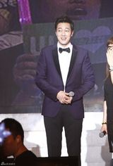 组图：苏志燮上海开唱 女粉丝激动获拥抱