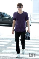 组图：韩星池昌旭赴港 休闲装扮清爽帅气