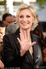 组图：《欢乐合唱团》简-林奇干练亮相艾美红毯