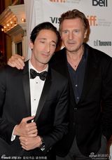 组图：《第三个人》首映 库妮斯深V惹火秀半球