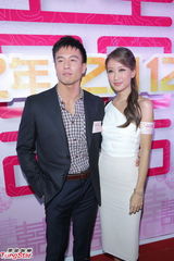 组图：安志杰谢婷婷亮相结婚派对 称还没求婚打算