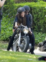 组图：德普未婚妻骑机车俏丽狂野 与弗兰科亲热