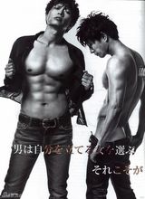 组图：日41岁男星GACKT全裸上杂志展男性肉体美