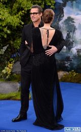 组图：皮特朱莉情侣装恩爱亮相 牵手深情对望