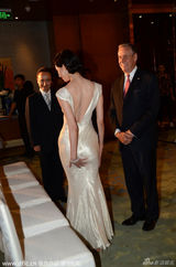 组图：林志玲裸背翘臀露美腿 遭老外偷瞄