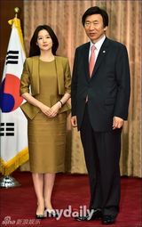 组图：李英爱出席活动 套装尽显优雅高贵