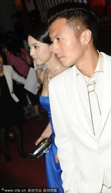 组图：高圆圆珠光宝气现身 大方秀身材无孕相