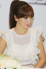 组图：柳岩纯白天使造型 大变活人玩古剑