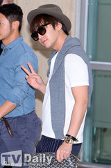 组图：张根硕休闲装现身机场狂被拍