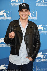 组图：弗兰科自导自演新片发布 秀光头纹身