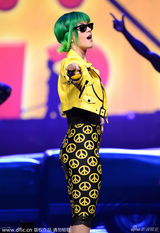 组图：水果姐开唱变身粉红豹 巡演打造梦幻之境