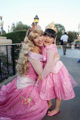 组图：王诗龄玩转迪士尼 变身睡美人获赞小公主