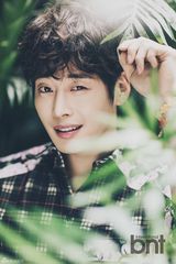 组图：韩星金载沅拍写真 杀人微笑展熟男魅力