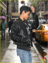 组图：蕾哈娜另类墨镜现身街头 展酷帅摇滚范儿