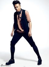 组图：邓超率性登杂志封面 要做有态度男人