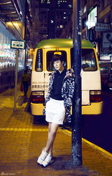 组图：李炜香港街景写真 潮装上阵时尚范儿