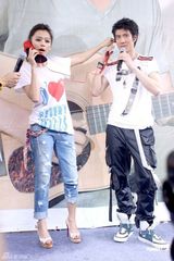 徐若瑄示“爱”王力宏 赠高跟鞋愿其寻真爱(图)