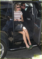 组图：斯威夫特金发凌乱 身着高腰短裙美腿外露