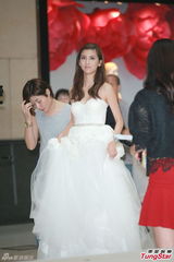 组图：吴千语低胸雪白婚纱现身 气质优雅