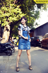 组图：唐艺昕怀旧街道悠然街拍时尚百变