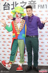 组图：潘玮柏发片撞世界杯 变魔术玩求婚