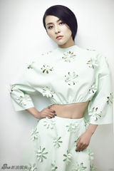组图：贾青清新时尚大片 镂空雕花潮味十足