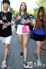 组图：Super Junior回归赴电视台彩排 粉丝围堵拍照忙