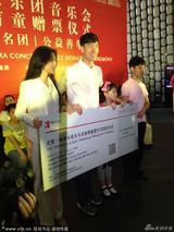 组图：刘翔领证后牵娇妻首亮相 葛天不停努嘴