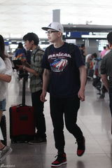 组图：平安独自回京显疲惫 不顾形象狂吃汉堡