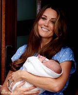 组图：凯特王妃威廉王子抱皇家新生儿亮相