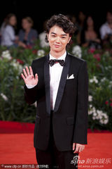 组图：《庸才》首映 堂富美蓝裙可爱臀部似鸡尾