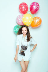 组图：王智写真清新甜美 笑容灿烂似邻家女孩