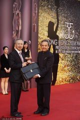 组图：陈嘉上红毯玩自拍 刘伟强西装革履现身