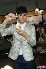 组图：郑元畅化身品酒王子 为减肥远离酒精