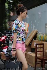 组图：上戏新生军训完返校 俊男靓女潮装炫名牌