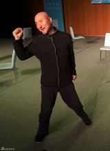 组图：陈佩斯投身喜剧教学 亲上课堂卖力示范