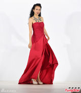 组图：莫文蔚抹胸红裙露香肩 高开叉秀大长腿