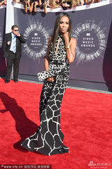 组图：女星黑色拖尾长裙 精致妆容亮相MTV红毯